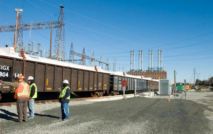 A train enters the Riverbend Steam Station site to pick up coal ash. (David Boraks/WFAE)
